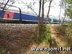 Ona nurkuje na kanapie obok męża i spokojnie sprawia, że jego wielki przyjaciel sex za darmo ostry